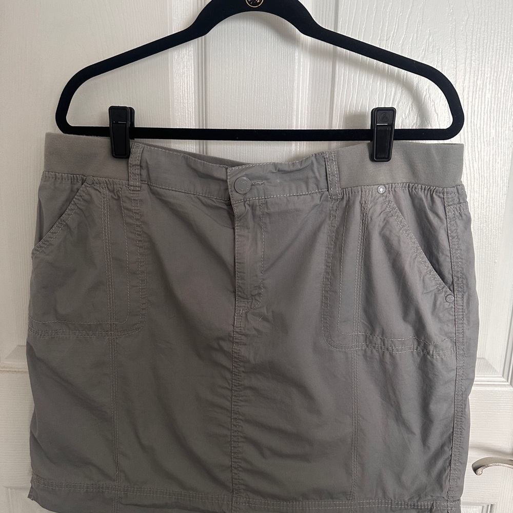 Gloria Vanderbilt, 100% cotton skort, size 16. $15.